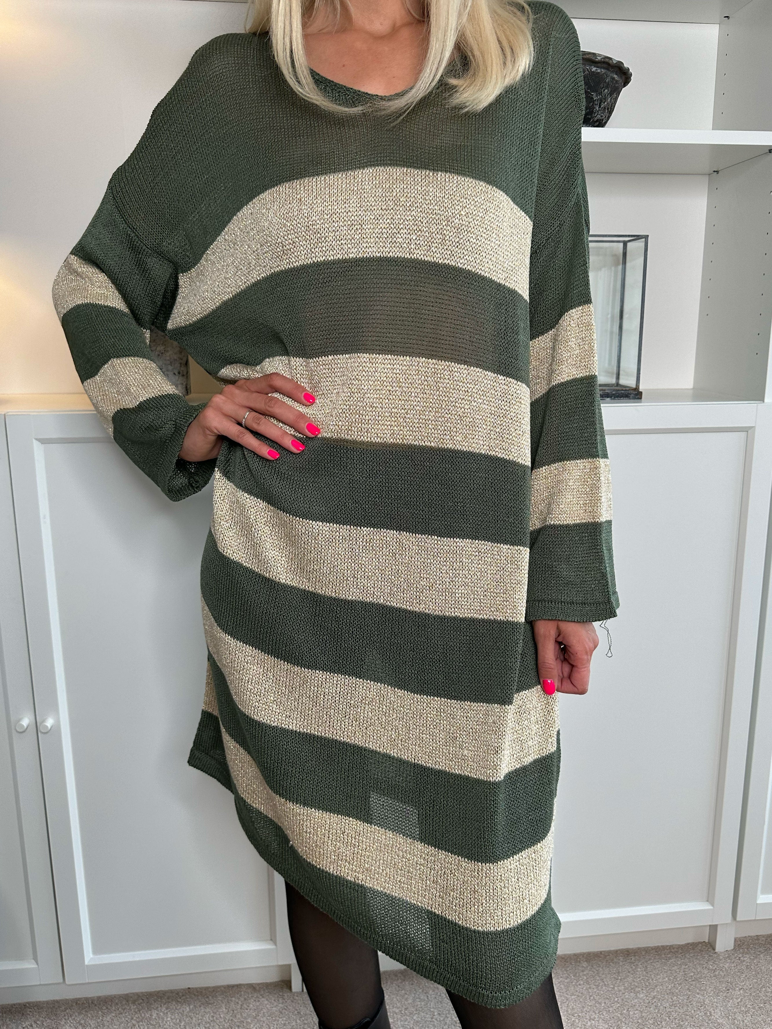 Dima Dress - Stickad klänning i viskos med guldränder och v-ringning